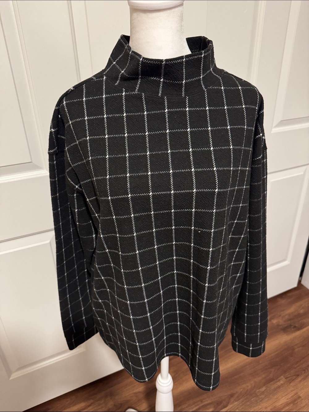 beachlunchlounge Black & White Mock Neck Top